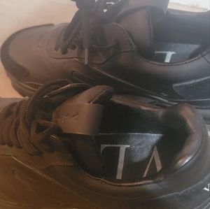 Valentino (size 8) black